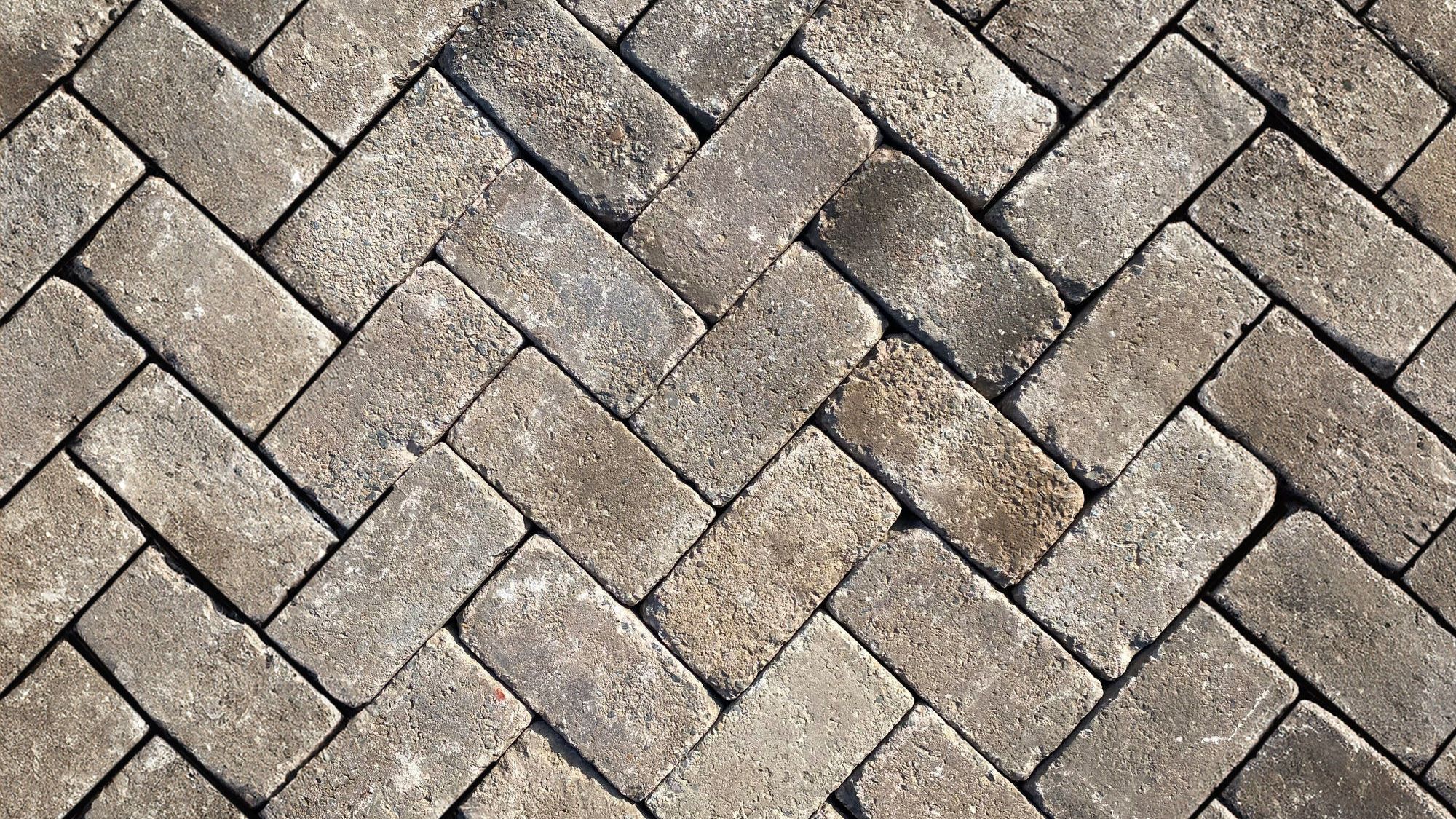 Gebruikte beton keiformaat 8cm gebruikt rood/paars (los gestort)